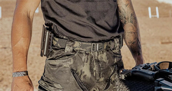 Mann auf Shooting-Range mit Militärgürtel