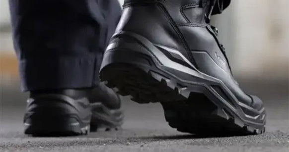 Close-up von Uniformstiefeln eines Beamten