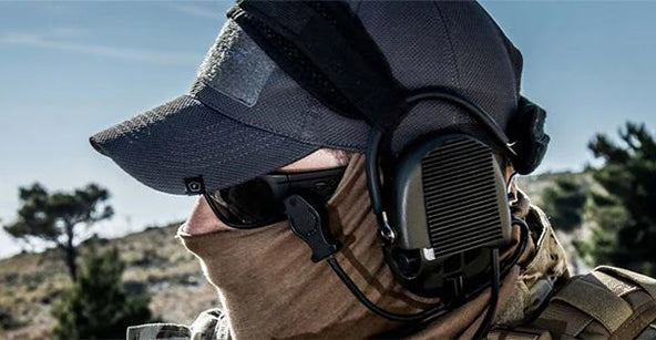 Soldat mit Sturmhaube, bzw. Balaclava und Gehörschutz