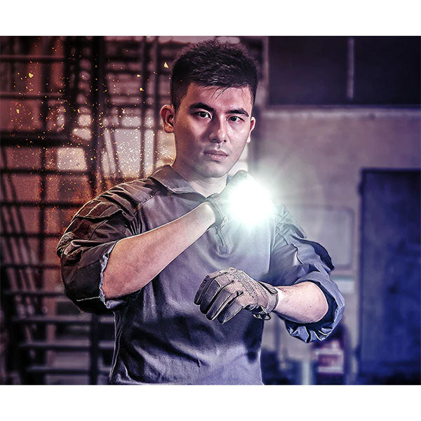 Taktische LED-Taschenlampe P83, 2'100 Lumen (inkl. Akku)