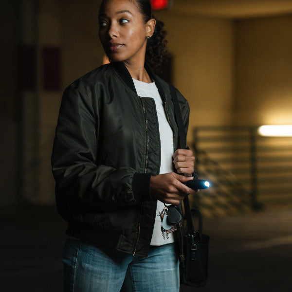 Allarme personale Shrill Alarm 2 in 1 con luce LED e moschettone, nero