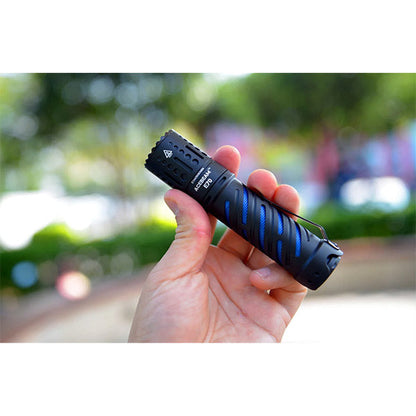 Lampe de poche LED E70-AL, 4 600 lumens (batterie incluse)