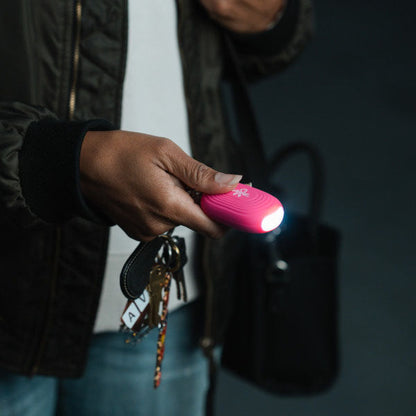 Allarme personale Shrill Alarm 2 in 1 con luce LED e moschettone, rosa