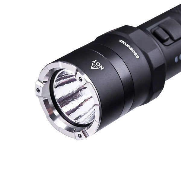 Lampe de poche tactique à LED P84, 3 000 lumens (batterie incluse)